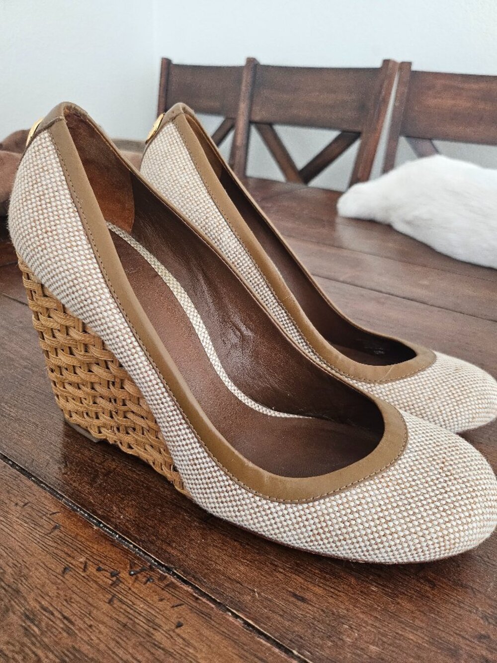 ​Tory Burch Canvas & Raffia Woven Wedge Pumps Tan Leather Gold Logo - Size 9